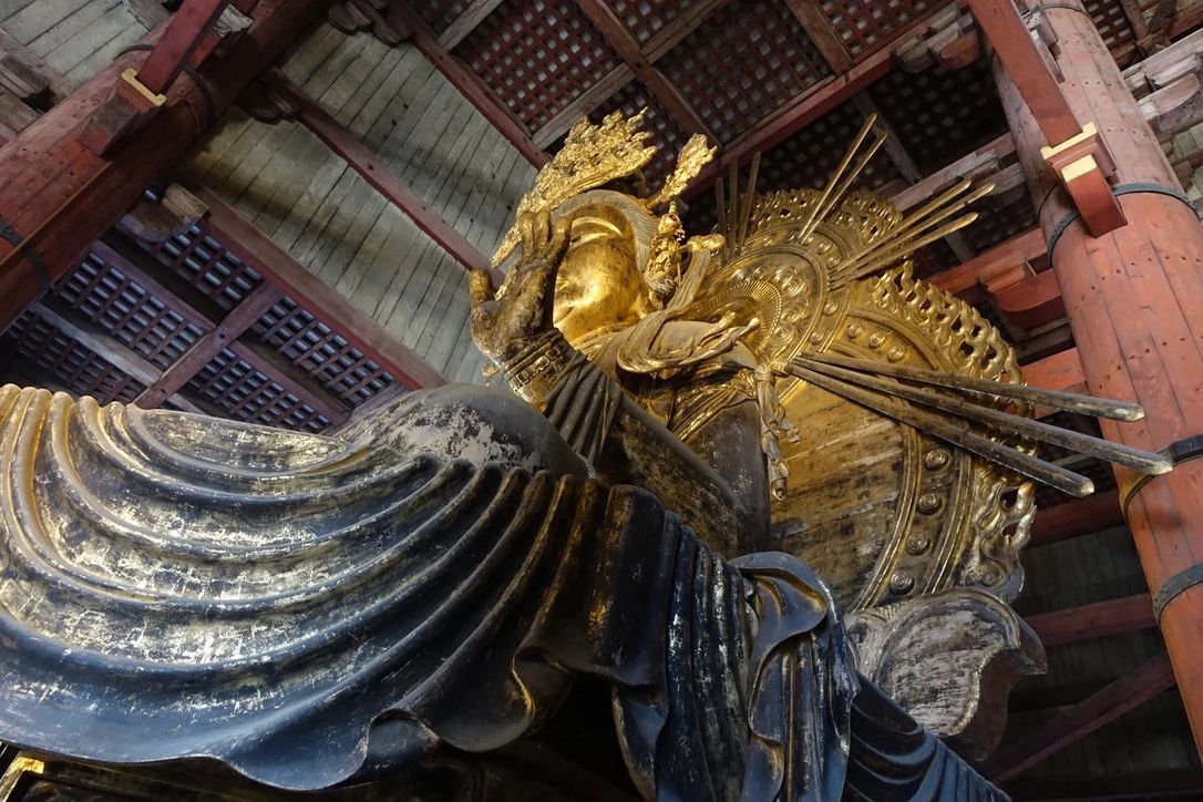 The halo’s gilded buddhas from behind.