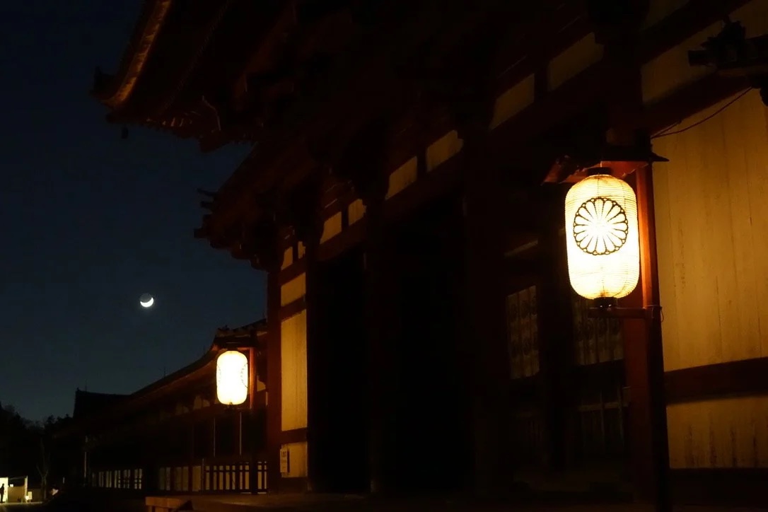 Lanterns of the Nigatsudō at dusk.