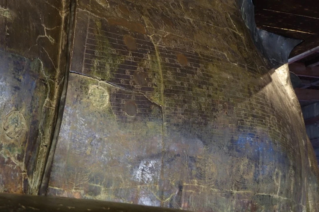 Incised lines on a bronze lotus petal of the pedestal.