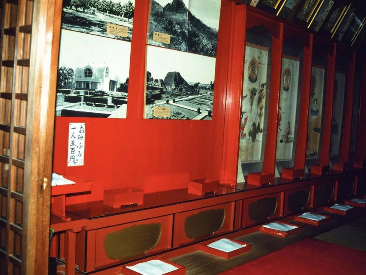 Slide: a red-lacquered hall with pilgrimage stations.